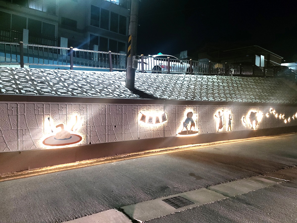 의성군이 세명아파트 인근 주택가 50m 구간에  설치한 LED 안전벽화(의성군 제공)