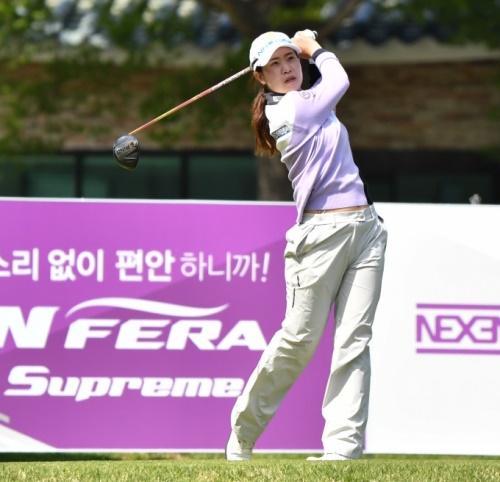 박민지가 1번 홀 티샷을 하고 있다. [사진=KLPGA]