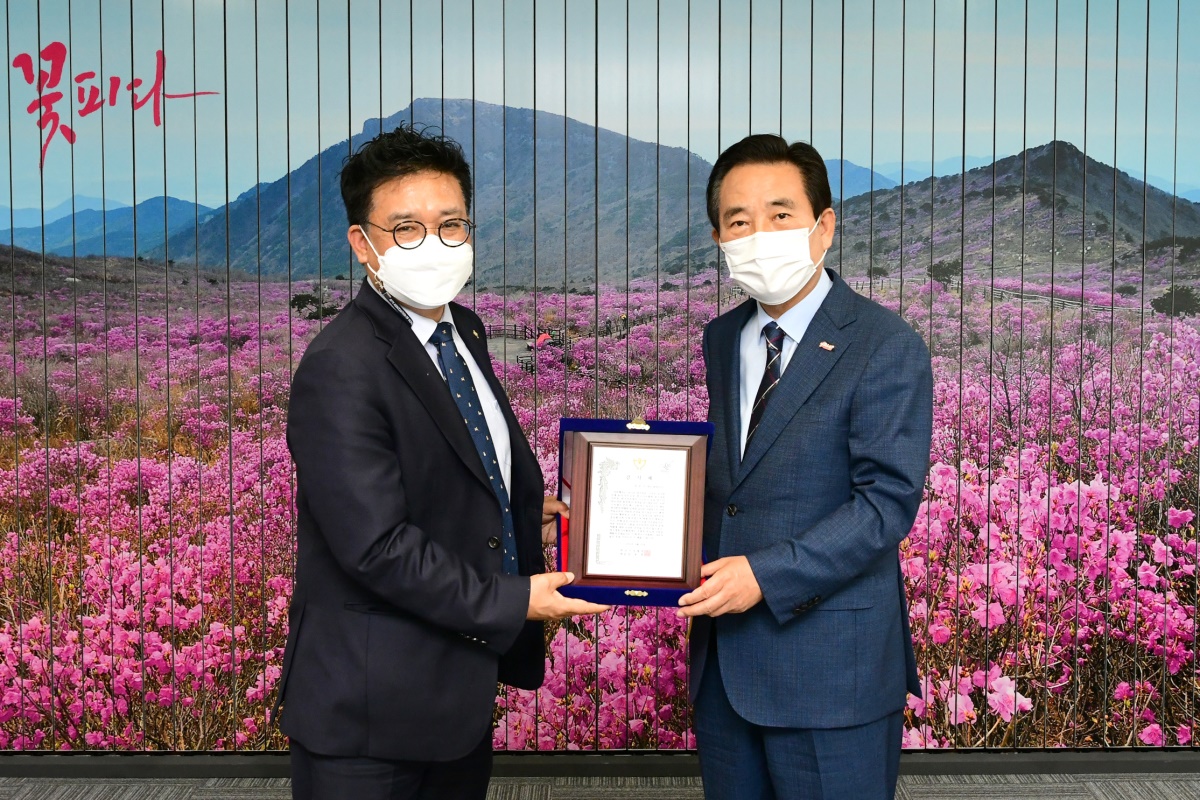 김동훈 한국기자협회 회장이 22일 달성군청을 방문해 김문오 군수(오른쪽)에게 감사패를 전달하고 있다.[달성군 제공]