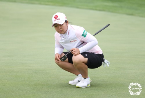 마지막 18번 홀에서 신중하게 버디를 노리고 있는 하민송. [사진=KLPGA]
