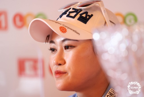 우승 인터뷰 도중 생각에 잠겨 있는 지한솔. [사진=KLPGA]