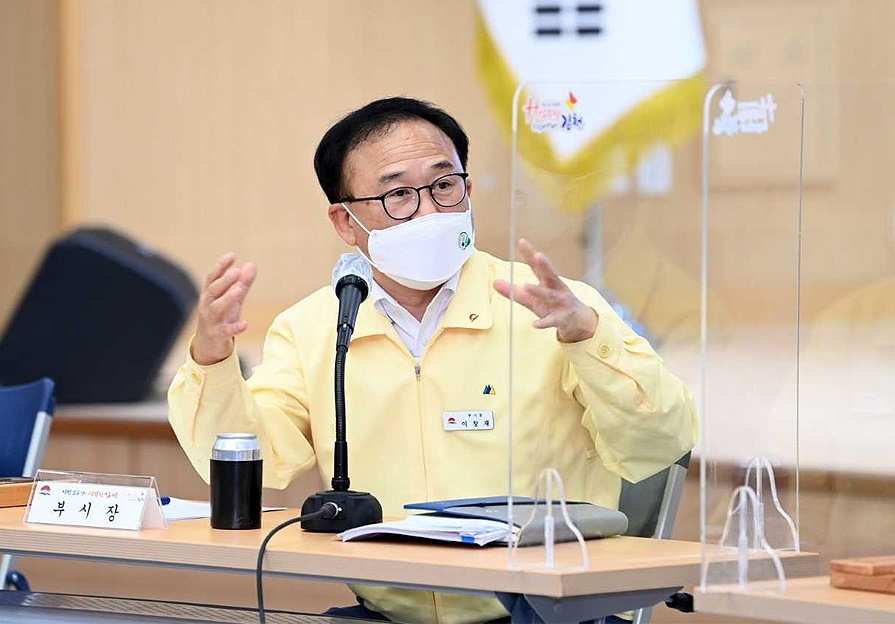 이창재 김천 부시장이 코로나19ZERO24시 비상특별대책반'을 구성하고 앞으로의 대책을 설명하고 있다(김천시 제공)