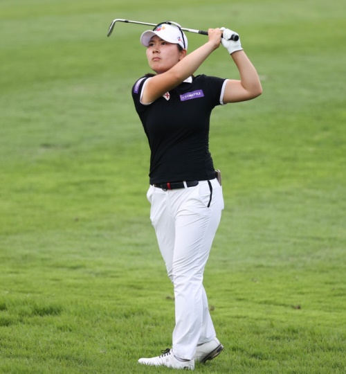 홍정민이 BC카드한경 레이디스컵2021 첫날 8번홀에서 아이언샷을 하고 있다. [사진=KLPGA]