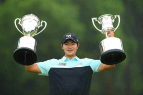 우승 트로피를 들고 포즈를 취한 김성현. [사진=JGTO]