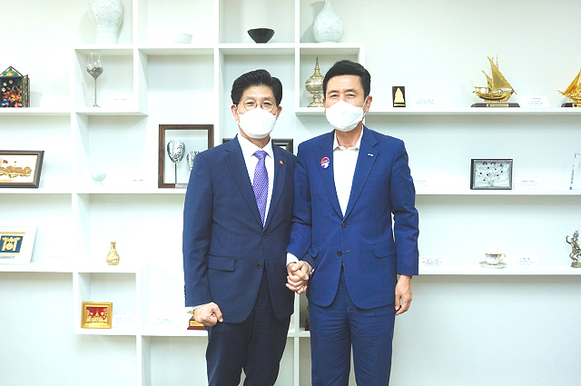 이강덕 포항시장(오른쪽)이 노형국 국토교통부장관(왼쪽)을 만나 동해선 KTX 증편의 필요성과 수서행 KTX 신설을 건의한후 기념사진을 찍고 있다.(포항시제공)