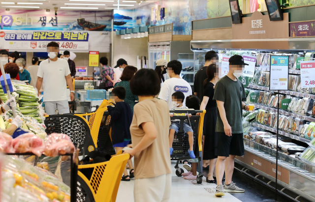 서울의 한 대형마트를 찾은 시민들이 장을 보는 모습. [연합뉴스 제공]