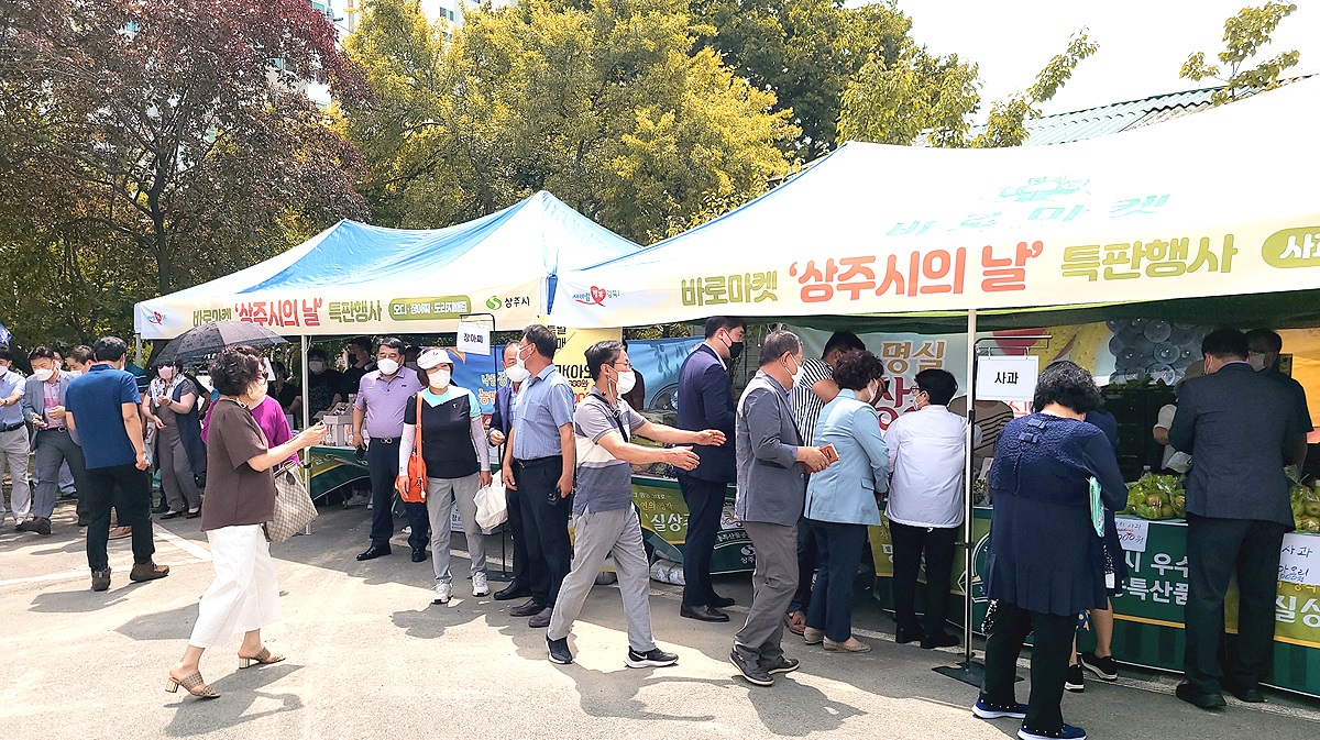 25일 열린  대구도심 바로마켓 행사장 상주시 판매 부스에 구매 특산품을 구매하기 위한 고객들의 긴줄로  문전성시를 이루고 있다.(상주시 제공)