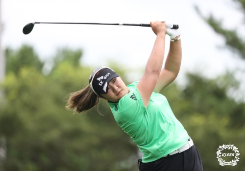 유해란이 제주삼다수 마스터스 1라운드 3번홀에서 티샷을 하고 있다. [사진=KLPGA]