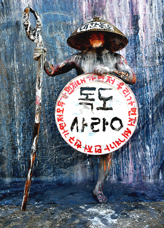 독도사랑예술인협회 김동욱 회장이 2일 경북 경주시 감포읍 동해 바다에서 日정부의 독도 침탈 야욕을 규탄하는 퍼포먼스를 펼치고 있다(쌍산 제공)