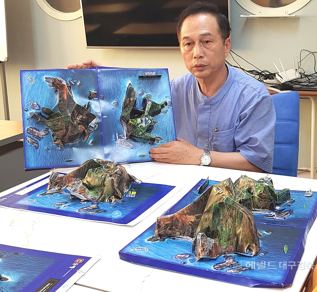 ㈜휴먼스팀 교육문화원 김진대 대표가 독도 종이접기 모형에 대해서 설명하고 있다.(휴먼스팀제공)