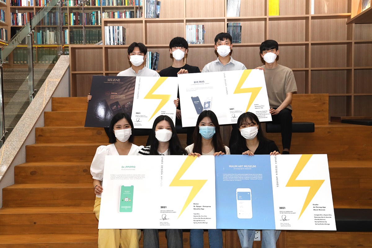 입상자들이 기념촬영을 하고 있다.(왼쪽 뒷줄 시계방향으로 고영준, 이춘명, 이도경, 김상준, 김정안, 구가연, 김예인, 김예진)[경일대 제공]