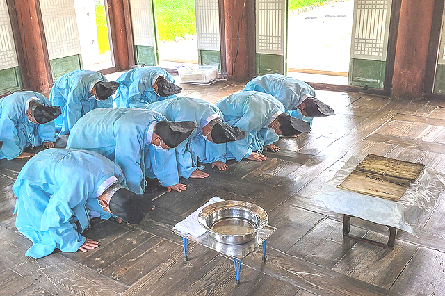 130여년만에 반환된 입원록에 서원 관계자들이  예를 올리고 있다(영주시 제공)