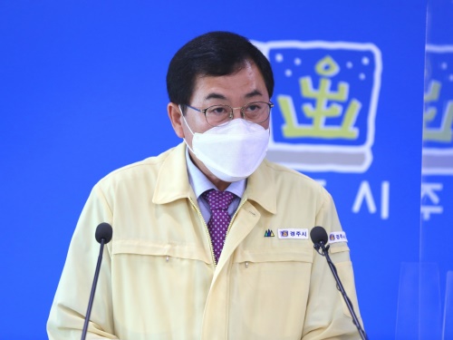주낙영 경주시장이 5일 대시민 브리핑을 통해 2021 화랑대기 전국 유소년축구대회를 잠정 연기한다고 밝히고 있다.[경주시 제공]