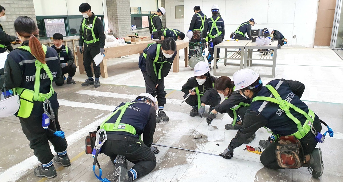 영진전문대 학생들이 실내건축시공 실습을 하고 있다.[영진전문대 제공]