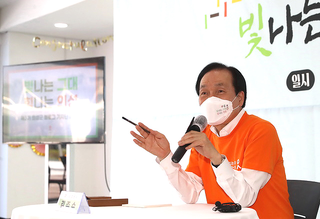 김주수 의성군수가 블로그 기자단 발대식에서  인사말을 하고 있다(의성군  제공)