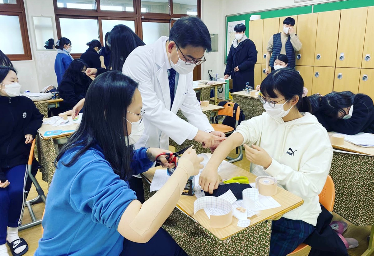 꿈 찾기 진로캠프(물리치료학과 전공체험) 현장 모습.[대구한의대 제공]