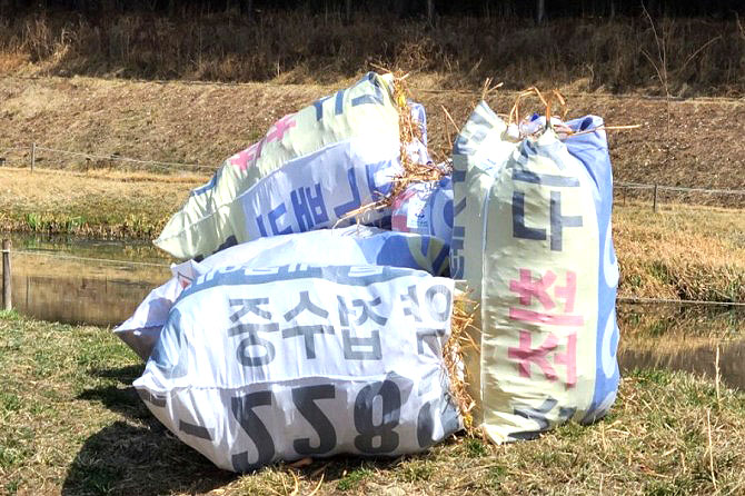 예천군이  폐 현수막을 청소용 마대포대로제작해 재활용하고  있다(예천군 제공)