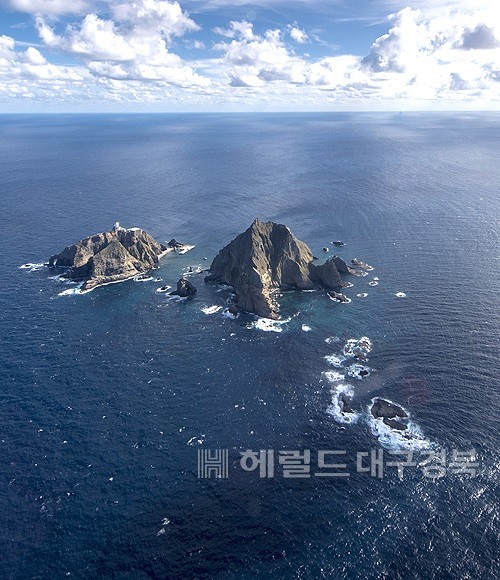 하늘에서 바라본 독도모습,사진 죄측이 동도, 우측은 서도  (헤럴드 DB)