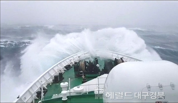 동해해경 함정이  집채만한 파도에도 해상경비에 여념이 없다. 사진은 특정기사 내용과 관계없음(동해해경 제공)