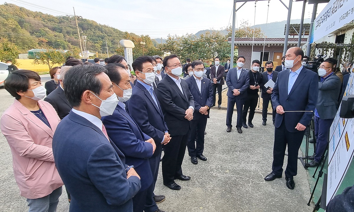김부겸 총리가 상주시 외서면 스마트 팜 농장을 방문해 강영석 상주시장으로부터 현황 설명을 듣고 있다(상주시 제공)