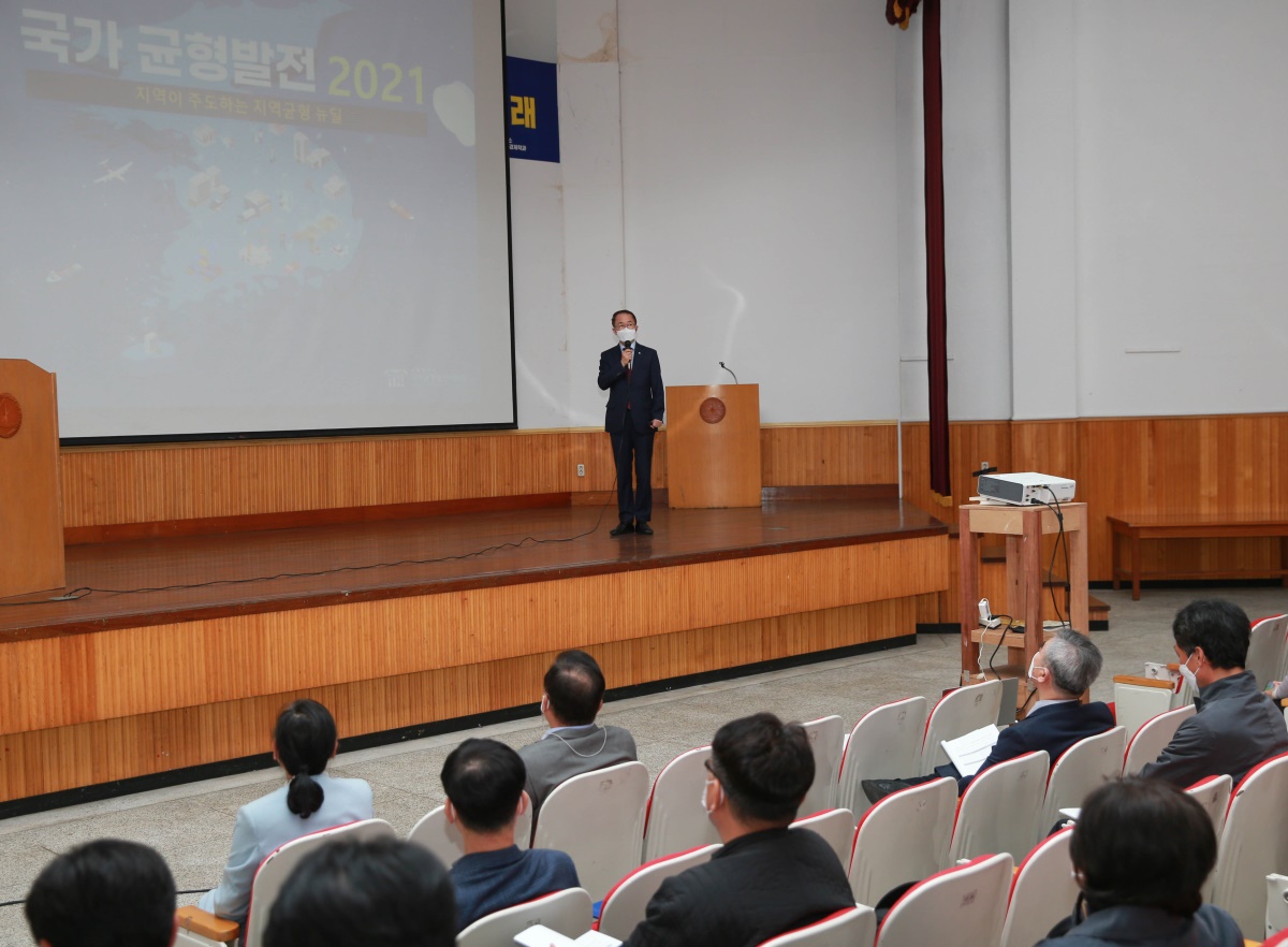 김사열 대통령직속 국가균형발전위원회 위원장이 '2021 대구경북 사회적경제 미래전략 포럼'에서 기조강연을 하고 있다.[대구가톨릭대 제공]