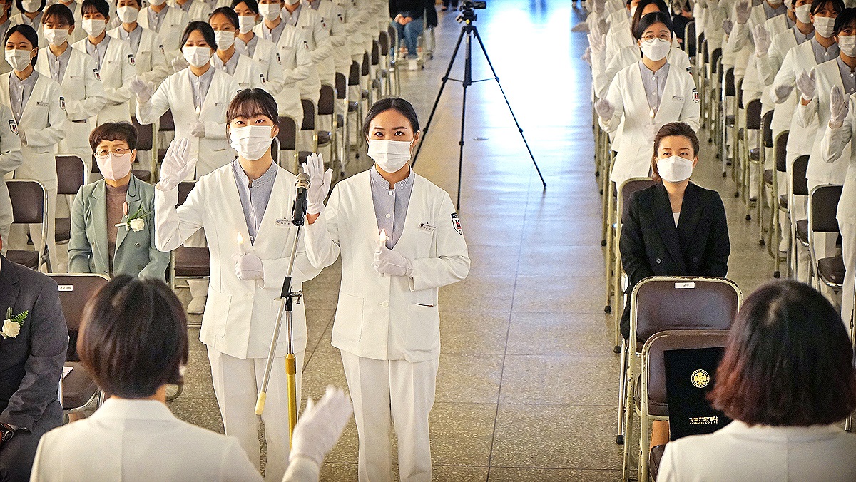 지난 5일 경북 전문대학교 간호학과가 캠퍼스 대강당에서 ‘제36회 나이팅게일 선서식’을 하고 있다.(경북전문대 제공)
