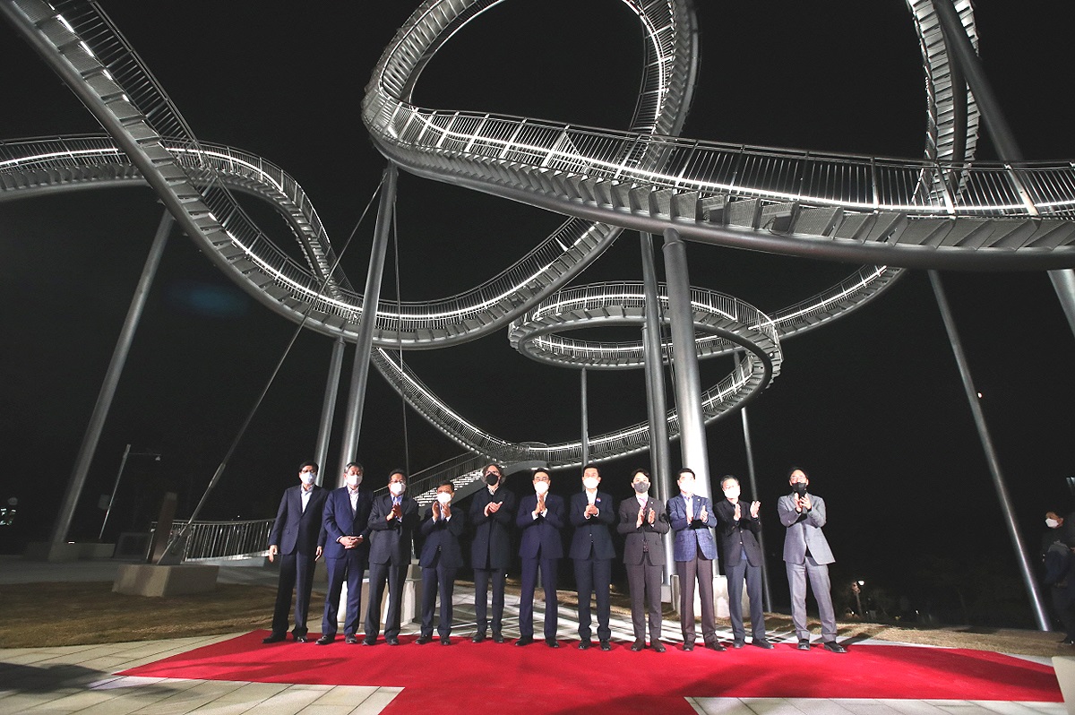 18일  포항시 북구 환호공원에서 체험형 랜드마크 조형물인 '스페이스 워크(SPACE WALK)' 제막식을 하고 본격 운영에 들어갔다.(포항시 제공)