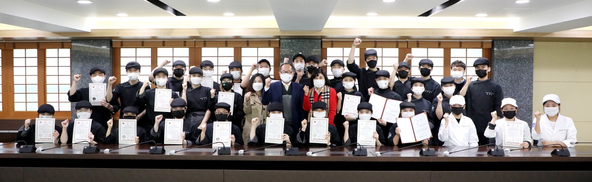 대한민국 향토식문화대전 국제 탑쉐프 그랑프리에서 대상과 금상을 수상한 학생들이 이재용 총장과 기념사진을 촬영하고 있다.[영남이공대 제공]