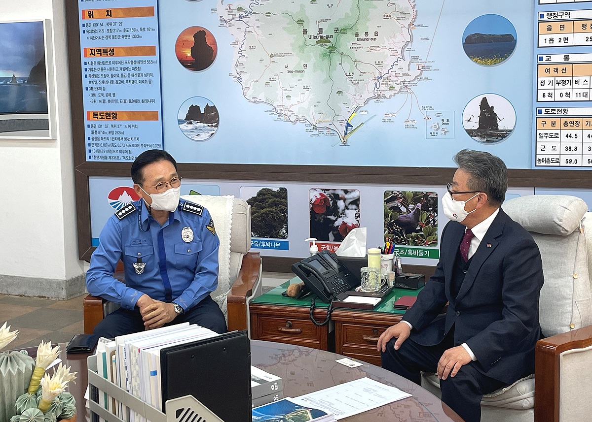 이천식 동해해경 서장이 울릉군청을 방문해  김병수 울릉군수와 해상치안확보 를  위한 업무협의를 하고 있다