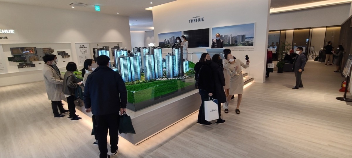 1일 포항시 남구 상도동에 위치한 '포항 한신더휴 펜타시티' 견본주택 내에서 사전예약을 통해 입장한 방문객들이 단지 모형 등을 살펴보고 있다.[한신공영 제공]