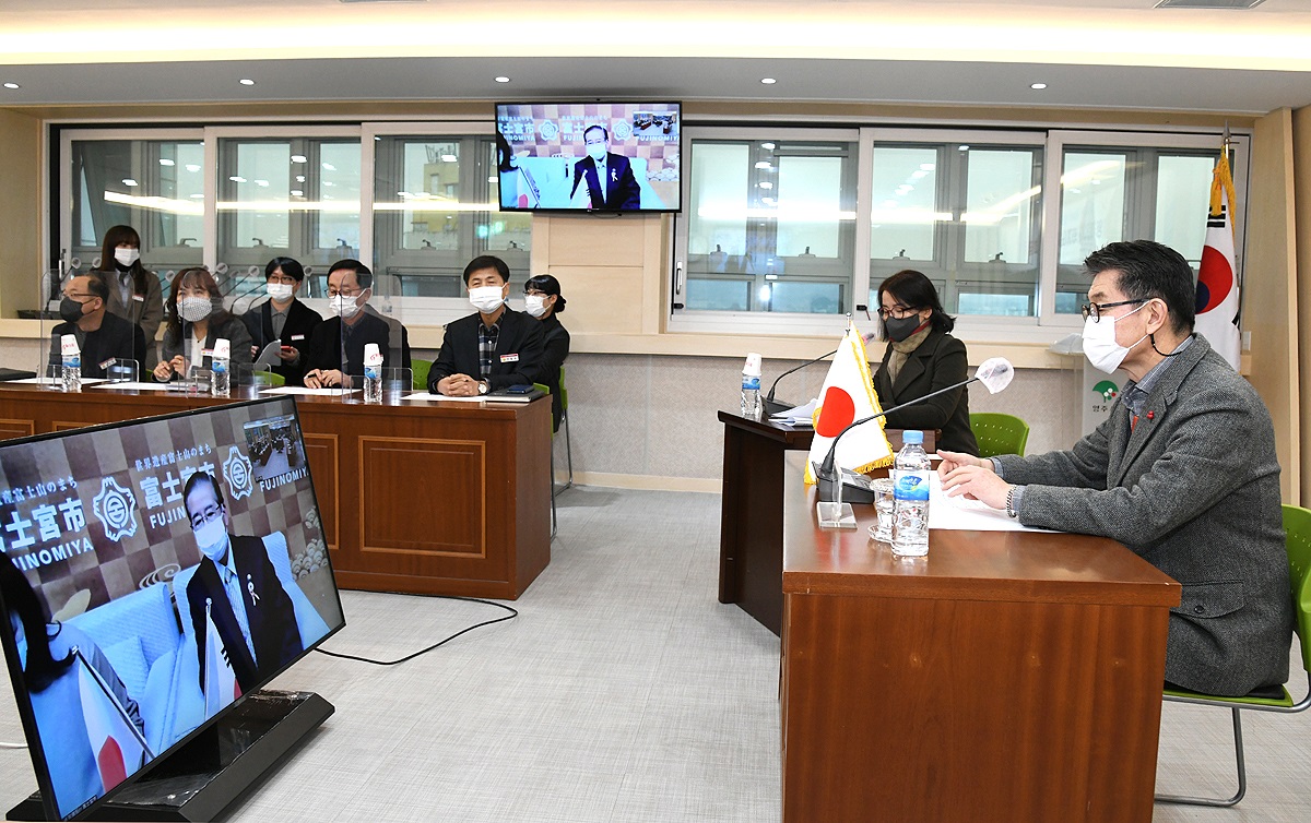 15일 오전  장욱현 영주시장이 일본 후지노미아 시장과 온라인으로 대담을 나누고 있다. (영주시 제공)