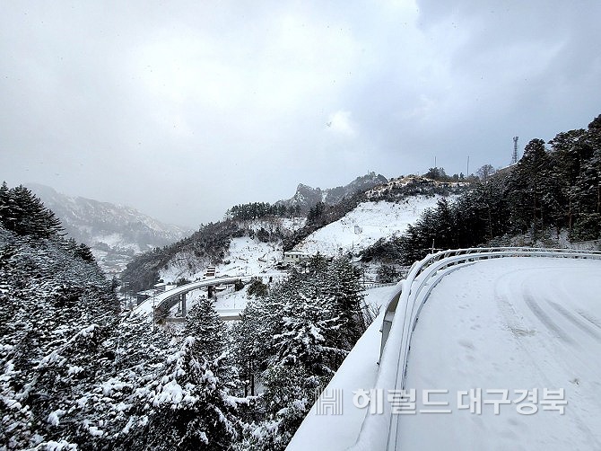 성탄절인 25일 대설경보가 내려진 울릉도에  많은 눈이 내려 화이트크리스 마스를   연출하고 있다(독자제공)