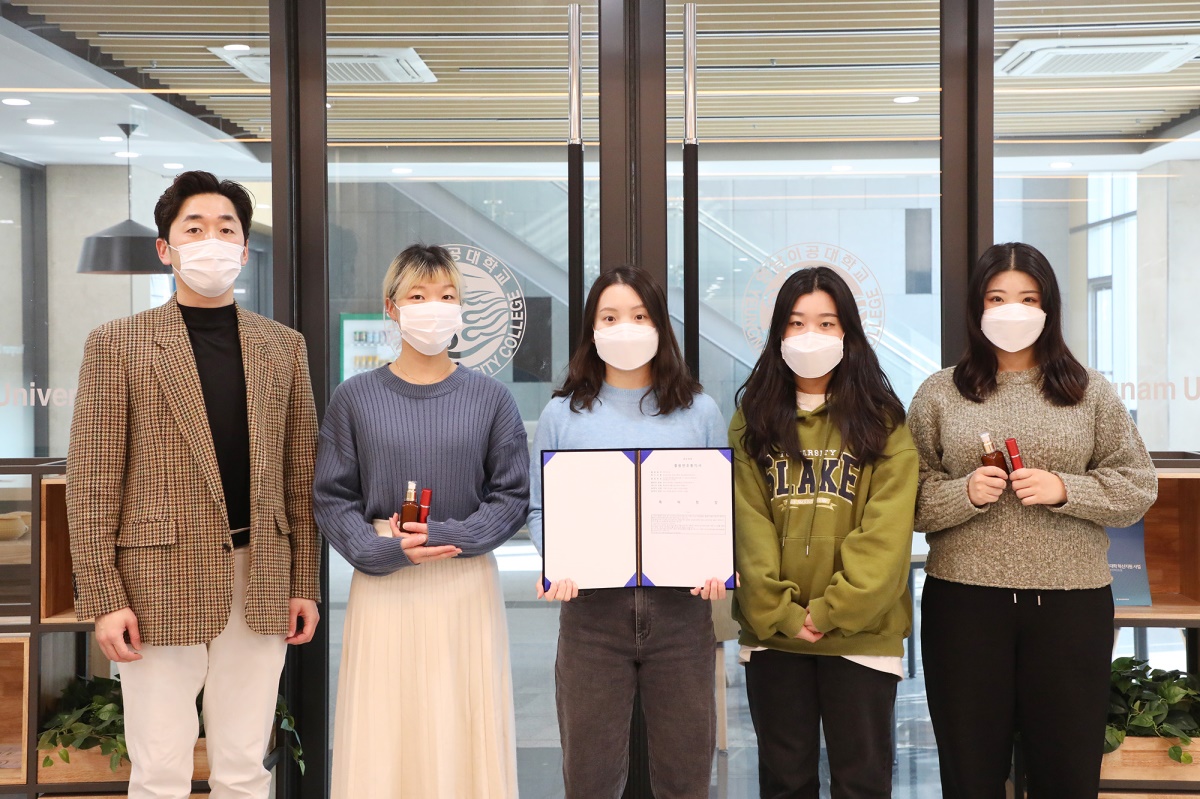 습윤 밴드용 조성물을 개발해 특허를 출원한 이종민 지도교수(왼쪽부터)와 이유미, 이진희, 김미량, 김유진씨.[영남이공대 제공]