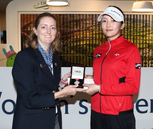 지난 2019년 지역 예선에서 1등을 한 정지유와 트레이시 파슨스 디렉터. [사진=USGA]