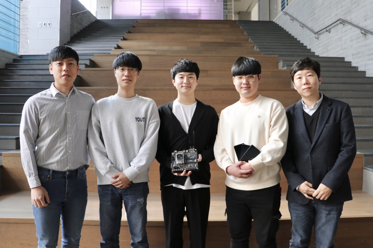 [김영진 인하대 교수(왼쪽부터), 함동호, 최평준, 김진휘 학생, 곽정호 DGIST 교수]