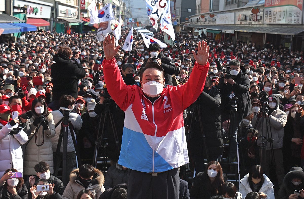 18일 오전 경북 상주시 풍물시장에 모인 시민들의 열광적인 환호에 윤석열 국민의 힘 대선후보가 두 손을 들어 화답하고 있다.(임이자 의원실 제공)