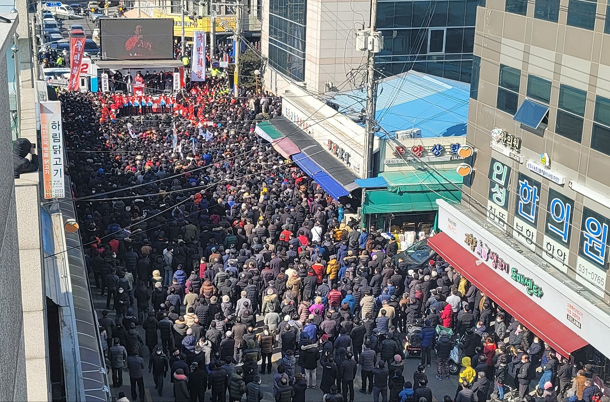 국민의힘 윤석열 대선 후보가 18일 찾은 상주시 풍물시장. 많은 유권자들이 운집해 있다.(임이자 의원실 제공)