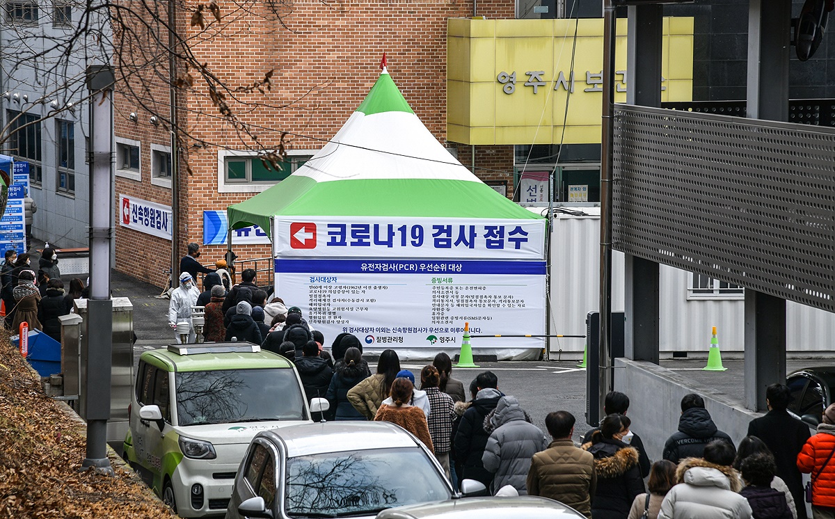 영주시 보건소에 설치된 선별진료소에 시민들이 검사를 받기위해 줄을서서 기다리고 있다(영주시 제공)