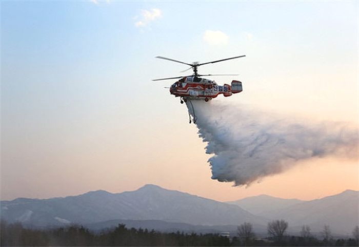 22일 오전 영주 소백산국립공원 인근에서 불이나 산림당국이  산불진화헬기 3대를 투입해  진화에 나섰다(산림청 제공)