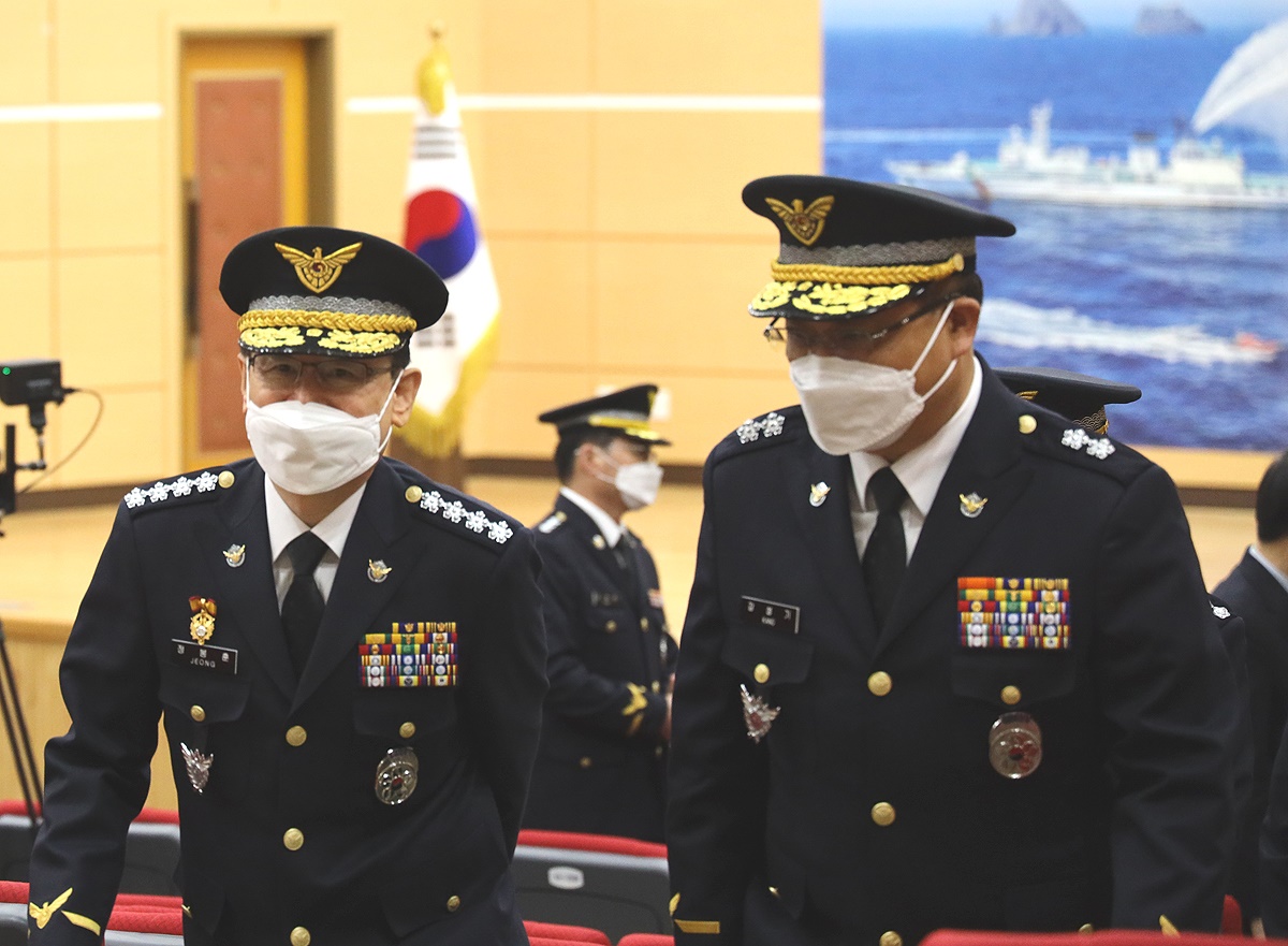 정봉훈 해양경찰청장(왼쪽이 ) 강성기 동해지방청장(동해해경청 제공)