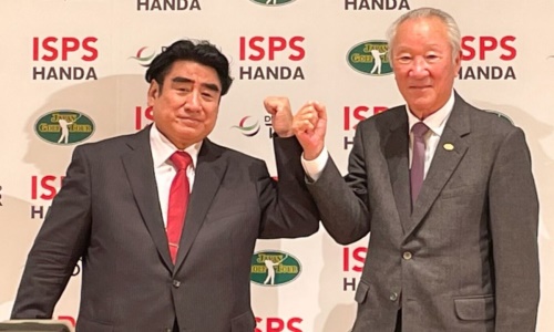 한다 하루히사 ISPS 한다 회장(왼쪽)과 이사오 아오키 JGTO 회장이 대회 기자회견에서 포즈를 취했다. [사진=JGTO]