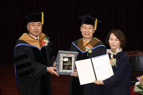 임기주 대중골프장협회장(가운데)이 안양대에서 멍예 박사학위를 수여받았다.