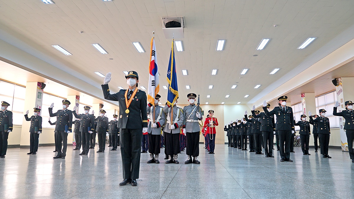 경북전문대학교 ‘부사관학군단(RNTC) 제6기 임관식에서  38명 의 신임하사가 선서를 하고 있다(경북전문대 제공)