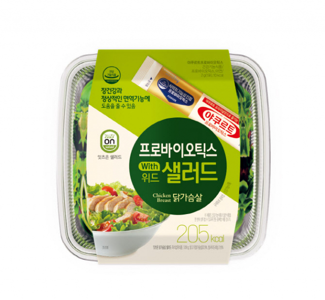 hy가 닭가슴살 샐러드에 분말 형태의 프로바이오틱스와 아연을 뿌려 먹을 수 있게한 ‘프로바이오틱스 위드 샐러드’를 출시했다. [hy제공]