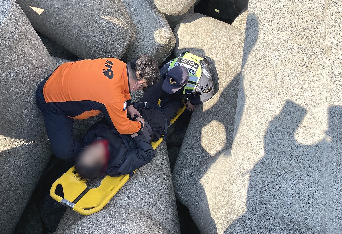 포항해경이  프라포트에서 3m아래로 추락한 70대를 구조하고 있다(포항해경 제공)