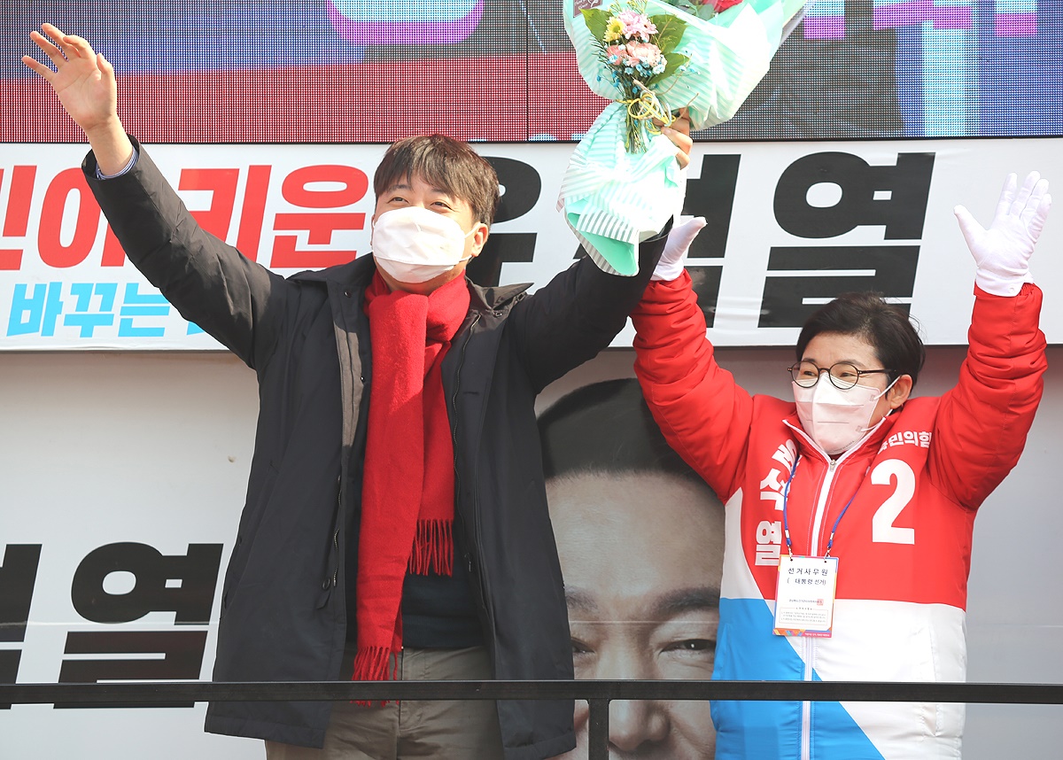 점촌역에서  이준석 대표가 임이자 상주 문경 지역구 국회의원과  승리의 꽃다발을들고 환호 하고 있다(임이자 의원실제공)