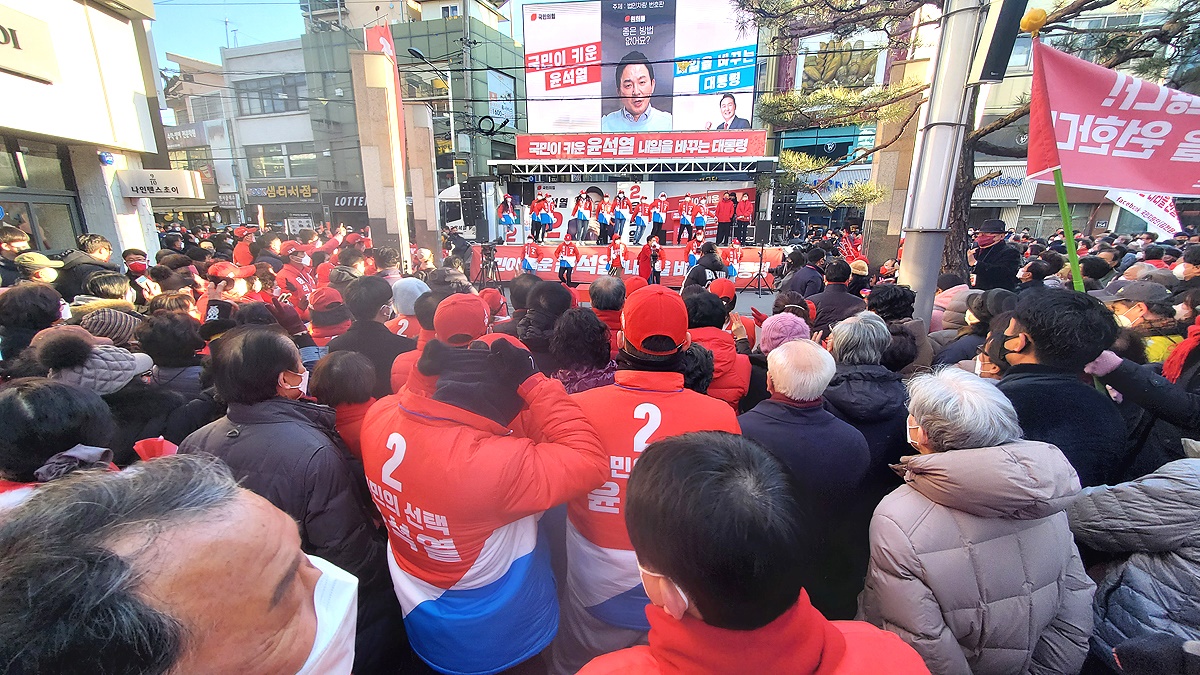 27일 오전 경북영주시  번영로에 마련된 윤후보 유세 현장에 많은 시민들이 모여 있다(사진=김성권 기자)