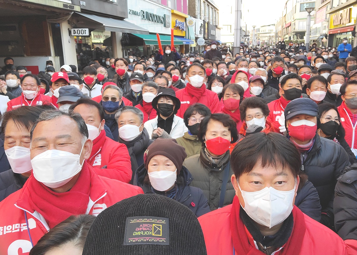 27일 오전 경북영주시 번영로에 마련된 윤후보 유세 현장에 많은 시민들이 모여 있다(사진=김성권 기자)