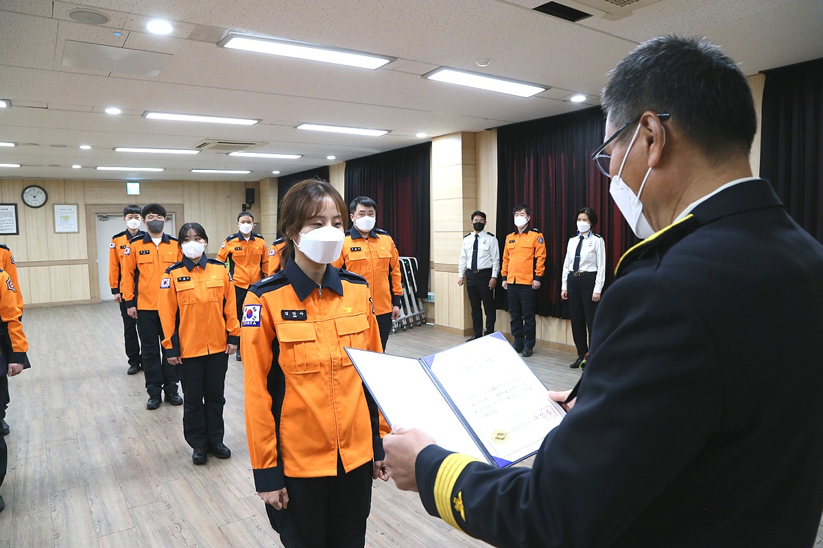 심학수 안동소방서장이 하트세이버 인증서를 수여하고 있다(안동소방서 제공)