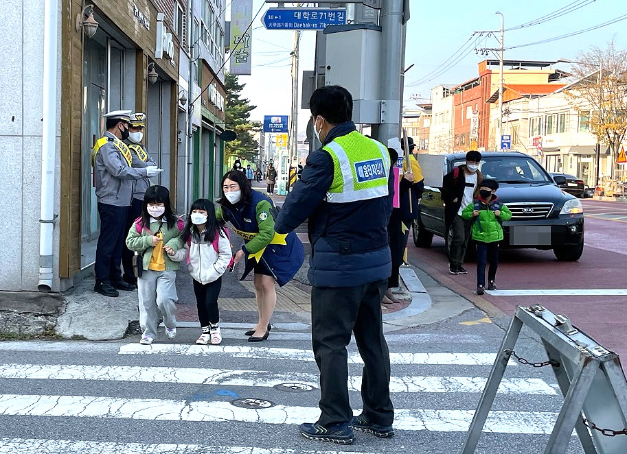 영주시가 어린이 통학로 교통사고 제로화 실현을 위해 초등학교  9곳에 교통안전 지킴이  를 배치한다(영주시 제공)